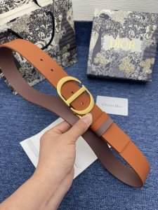 迪奥550 3.5Cm 特 这款 30 Montaigne Avenue 腰带从同名手袋汲取灵感，采用黑色光滑 牛皮革精心制作，质感柔软，设计优雅，饰以富有光泽