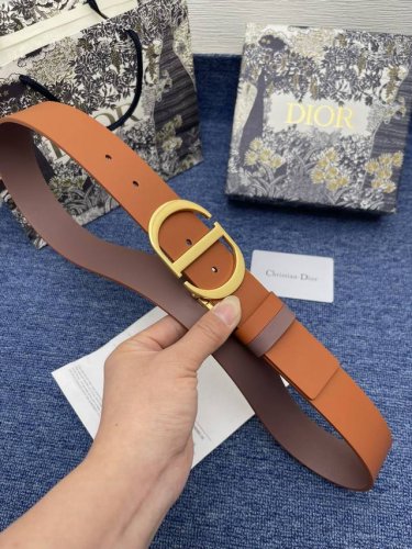 迪奥550 3.5Cm 特 这款 30 Montaigne Avenue 腰带从同名手袋汲取灵感，采用黑色光滑 牛皮革精心制作，质感柔软，设计优雅，饰以富有光泽