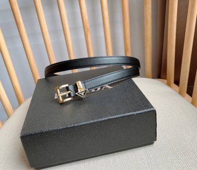 特 PRADA 普拉达 专柜最新款 这款优雅的Saffiano皮带彰显女性化的设计 柔美倾心 三角形金属徽标饰件流露品牌气息 宽:1.5cm