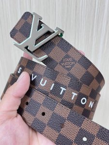 4.0当季新款，印人头英文小字母，底部进口小牛皮，搭配精品扣。