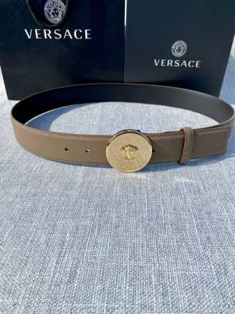 特 宽度：3.8Cm 范思哲此掌纹腰带饰有标志性的Versace美杜莎头像扣，彰显品牌格调。是一款精美的衣橱必备单品。秀场同款！ - 点击图像关闭
