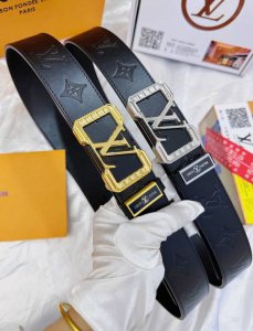 皮带：Lv..路易..威登顶级复刻. 腰带：原单品质百分百头层牛皮，保证真皮。镶嵌颗颗饱满钻石镶钻工艺.真空电镀.永不掉色.24K实心纯钢扣头层小牛皮老