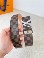 品名： Lv..路易..威登腰带皮带原单 型号：挂扣，经典纯钢材质挂扣，头层牛皮，图片实物拍摄 材料：头层牛皮，挂扣系列，纯钢材质扣头，钯镀电镀工艺永不掉色。原