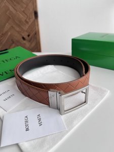 Bv 新款男士编织腰带 双面用 纯手工Intreccio大格子编织 双面意大利小牛皮搭配复古银色可旋转方形扣 正面有标识 宽度35Mm 颜色: 土黄色咖啡色