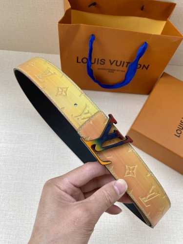 特 4.0宽:Pyramide Trunk L’Il 双面腰带以品牌经典元素烘托醒目数字印花，纪念 Virgil Abloh 的第七场路易威登时装秀。Lv Py
