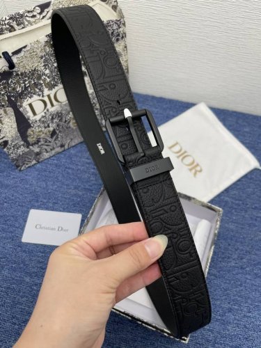 特 这款 35 毫米双面腰带结合典雅气质与摩登风范。 一面采用黑色 Dior Gravity 印花效果皮革，以牛皮革融合压花工艺，演绎经典的 Oblique 印