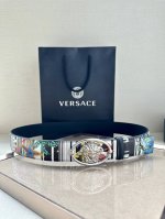 宽度4.0Cm Versace 范思哲 这款柔软鳄鱼皮饰带搭配一枚椭圆形美杜莎带扣。腰带饰有一枚金属圈环，宛如点睛之笔，本季标志性的Versace饰件点缀其上，