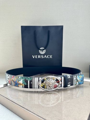 宽度4.0Cm Versace 范思哲 这款柔软鳄鱼皮饰带搭配一枚椭圆形美杜莎带扣。腰带饰有一枚金属圈环，宛如点睛之笔，本季标志性的Versace饰件点缀其上，