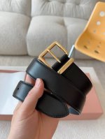 特 。Miu Miu这款皮革腰带设计简约而优雅，腰带环伴以Miu Miu徽标。结合金属细节和标志性元素，彰显Miu Miu腰带的精致材质。百搭、实用、休闲、优雅