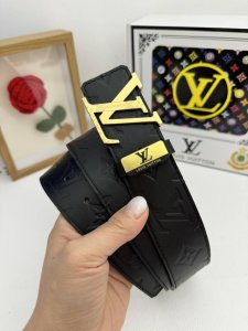 品名：Lv..路易..威登原单 材质：原单牛皮腰带 百分百头层牛皮腰带保证真皮，24K纯钢扣，专柜原单品质、做工精细，时尚大牌，送人自用首选 包装： 请认准如图