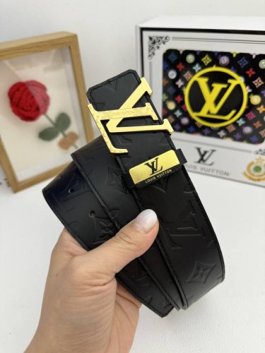 品名：Lv..路易..威登原单 材质：原单牛皮腰带 百分百头层牛皮腰带保证真皮，24K纯钢扣，专柜原单品质、做工精细，时尚大牌，送人自用首选 包装： 请认准如图