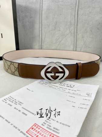 宽度4.0Cm Gucci 这款腰带在早秋系列中惊艳亮相，采用以标志性米色 乌木色组合呈现的品牌双G字母交织图案，与黑色皮革材质相得益彰。双G菱形砂扣采用做旧效 - 点击图像关闭