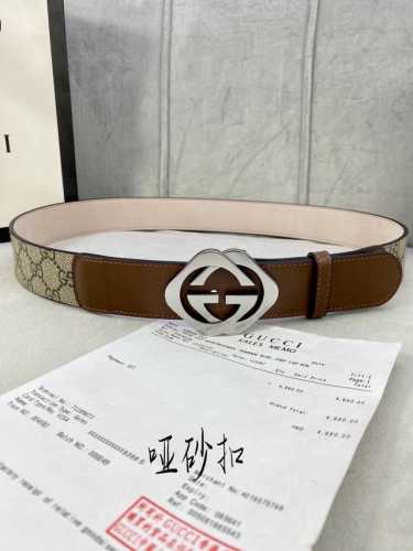 宽度4.0Cm Gucci 这款腰带在早秋系列中惊艳亮相，采用以标志性米色 乌木色组合呈现的品牌双G字母交织图案，与黑色皮革材质相得益彰。双G菱形砂扣采用做旧效