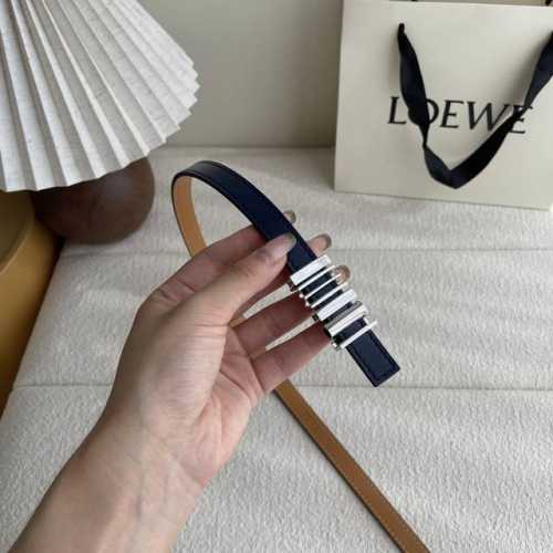 特 Loewe经典牛皮革腰带，亮面Loewe几何腰带扣。宽1.5Cm，Zp开发，细节精致。罗意威这款皮带旁人看到的像是条形码，自己低头看是她的Logo，太喜欢这