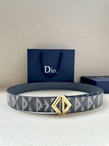 特 宽度4.0Cm 这款腰带扣采用全新的 Cd Diamond 标志造型，以不锈钢打造。可与各式 40 毫米腰带搭配，打造个性造型。