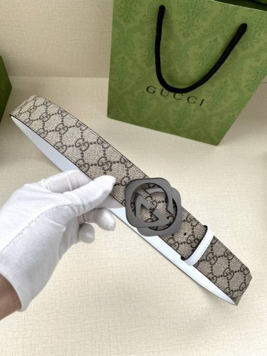 宽度4.0 Cm Gucci Gg Marmont系列每一季都会推陈出新，为灵感源于70年代的标志性Gg配件注入现代精髓。这款Gg Supreme帆布腰带反面采