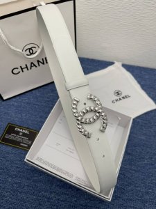 品牌 香奈儿女带 描述 双面原版皮可调节式皮带，小牛皮材质，配有钯金色和银色钢金属扣 牛皮材质 不锈钢 香奈儿扣 3.0厘米 意大利制造 腰带为意大利尺寸，请在