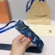 腰带皮带 Lv Shape 双面腰带为 Monogram 帆布和皮革的经典底蕴注入 Virgil Abloh 的少年心气。Lv 小伙伴形象流露谐谑意味，哑光 L