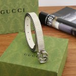 特 Gucccci 两面用腰带！尺寸:2.0Cm，带身正面采用米色和乌木色gg Supreme帆布打造，反面以米色皮革 ，搭配gg互扣式铜金属旋转扣头意大利时尚