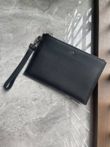 Dior-迪奥专柜最新款手拿包[笑脸]原单品质 采用黑色粒面牛皮精心制作 正面饰以金属覆层黄铜“Cd”标志 拉链隔层内设有贴袋 可容纳一个卡夹 搭配可拆卸的皮革