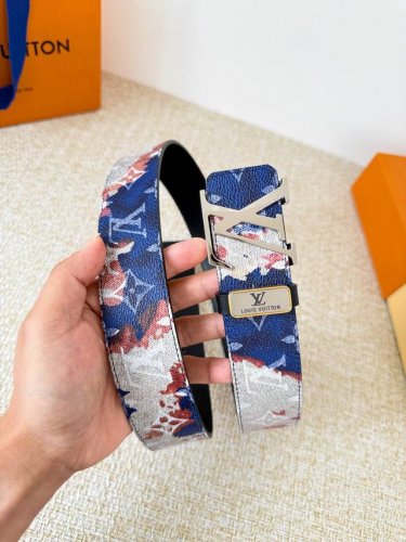 品名： Lv..路易..威登腰带皮带原单 型号：挂扣，经典纯钢材质挂扣，头层牛皮，图片实物拍摄 材料：头层牛皮，挂扣系列，纯钢材质扣头，镀钯电镀工艺永不掉色。原