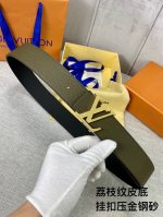 特 本款 Damier4.0宽双面腰带乃魅力天成的典范。由小牛皮制成，以点缀 搭扣的精心镂刻的 Damier 图案彰显品牌精湛工艺，风格时尚。双面皮带增添功能，
