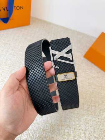 品名： Lv..路易..威登腰带皮带原单 型号：挂扣，经典纯钢材质挂扣，头层牛皮，图片实物拍摄 材料：头层牛皮，挂扣系列，纯钢材质扣头，钯镀电镀工艺永不掉色。原 - 点击图像关闭