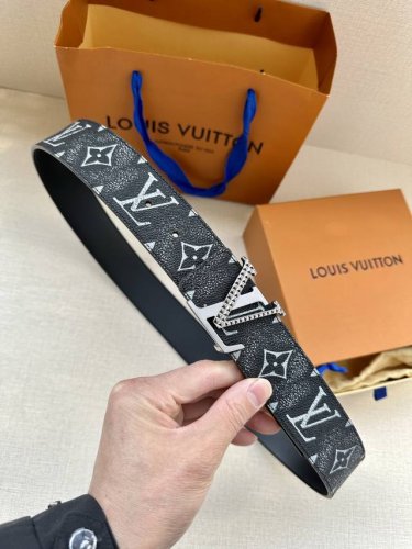 特 本款4.0宽 Lv Initiales 双面腰带以大胆笔触解读经典设计。Monogram Faded 压纹帆布呈现做旧效果，柔滑皮革提供雅致选择。