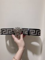 特 此款经典的Versace腰带由柔软的小牛皮制成，饰有La Greca印花，并配有3D美杜莎腰带扣。4Cm