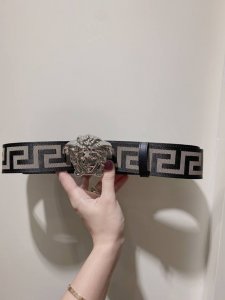特 此款经典的Versace腰带由柔软的小牛皮制成，饰有La Greca印花，并配有3D美杜莎腰带扣。4Cm