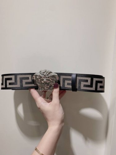 特 此款经典的Versace腰带由柔软的小牛皮制成，饰有La Greca印花，并配有3D美杜莎腰带扣。4Cm