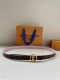 2.0宽 本款 Lv Iconic 双面腰带新款 搭配标志性 Iconic 搭扣，无论展现 Monogram Reverse 帆布或素雅牛皮革，均可为挚爱造型注