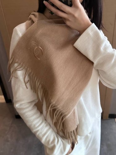 Chanel 香奈儿难得一见的温柔配色，超级迷恋气质低调恬静又不失优雅 重点推荐高级舒适时髦气质，简约却又不简单，大牌范十足，超级安利香奶奶这款触动内心的柔美围