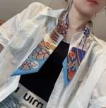 上新，“从洋伞对决”爱马仕重磅斜纹真丝飘带，正品开版，专柜同步 爱马仕新款Twilly，顶级斜纹真丝打造 超精细的印花 字迹非常清晰 规格：5X86Cm，100