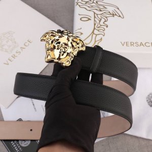 宽度4.0Cm Versaec 饭范思哲 此款荔枝纹纹腰带由柔软的小牛皮革制成，饰有立体美杜莎搭扣。