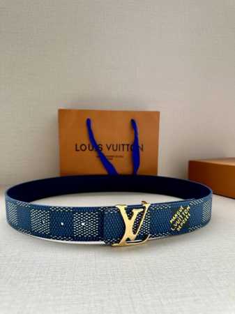特 4.0宽 本款 Lv Initials 双面腰带凝聚 Pharrell Williams 对典藏设计的灵感探索，通过焕新 Damier 图案和 Marque - 点击图像关闭