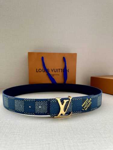 特 4.0宽 本款 Lv Initials 双面腰带凝聚 Pharrell Williams 对典藏设计的灵感探索，通过焕新 Damier 图案和 Marque