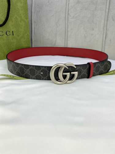 宽度4.0Cm Gucci 双面腰带，一侧为gg Supreme帆布，反面一侧为枣红色头层小牛皮。配以互扣式双g带扣。