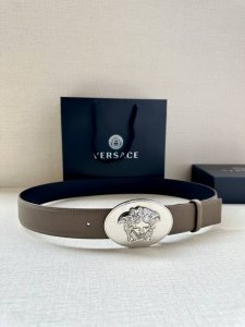 宽度：4.0Cm 范思哲 此款椭圆五金配件、腰带饰有标志性的Versace美杜莎头像扣，彰显品牌格调。是一款精美的衣橱必备单品。