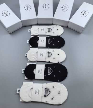 特 Prada 普拉达新品女款隐形袜子 一盒五双 提花经典标志，纯棉材质，超舒适超美腻大牌出街，潮人必备超好搭 - 点击图像关闭