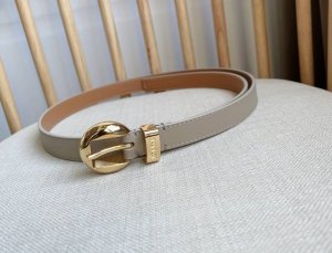 Loewe 罗意威 专柜最新同款腰带 选用光滑牛皮革窄款腰带 配有Anagram Pebble针扣 卓越的工艺 个性的造型 精美的材质 宽:2.0Cm