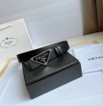 Prada 普拉达 专柜最新款 这款搭扣式腰带出自多功能的组合式配饰系列 可随心搭配 三角形徽标藉由普世的简约廓形彰显别具一格的特色和现代感 呈现精致质感 宽: