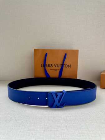 4.0宽本款 Lv Taurillon 双面腰带以粒面 Monogram 压纹牛皮革和光滑牛皮革分饰两面，令黄铜搭扣延续皮革色调，于优雅设计展露俊逸风范 Tau - 点击图像关闭