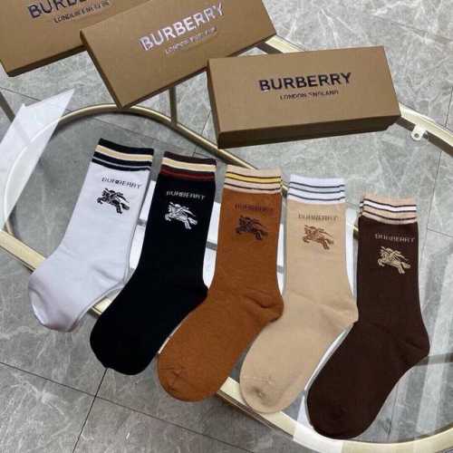 特 Burberry 巴宝莉大B家新品女款高筒袜子 一盒五双 格子设计搭配战马Logo，简单大气，实物超漂亮，超火爆小单品，大牌出街，潮人必备超好搭Yu