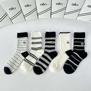 特 配专柜包装 Alo 新款羊绒刺绣中长款堆堆袜袜子！一盒五双，专柜同步筒袜袜子，大牌出街，潮人必备超好搭