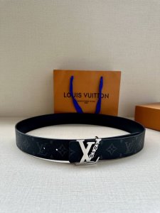 4.0宽 Lv Pixel 双面腰带别具一格，为经典搭扣融入潮流新元素，使标志性的 Lv 字母呈现出立体像素效果，独具魅力。其一面是 Monogram 帆布，一