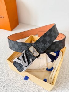品名 Lv..路易..威登腰带皮带原单 型号 挂扣 经典纯钢材质挂扣 头层牛皮 图片实物拍摄 材料 头层牛皮 挂扣系列 纯钢材质扣头 钯镀电镀工艺永不掉色 原版
