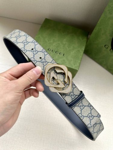 特 宽度3.8Cm Gucci 这款双面皮革腰带巧妙融合Gg Supreme帆布与小牛皮底材质，演绎历久弥新的实用设计理念。富有辨识度的双G水晶钻扣配件再现典藏
