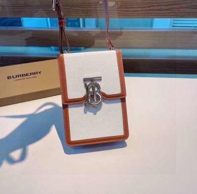 Burberry巴宝莉手机包 男女通用手机包 生活出门不需要带现金的时代 这个包完全可以满足你日常使用 内含卡片槽位 可放2部手机及日常小用品 简单方便时尚 翻