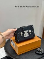 礼盒包装 升级版！ Size：19*12Cm Lv浮雕刺绣 小盒子Petite Malle Lv Petite Malle硬箱子 顶级原单 超高品质 这个小盒子